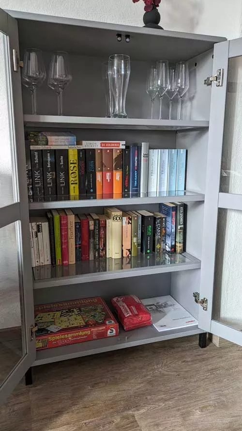 Ferienwohnung im Kontor Penzlin - Glas- und Bücherschrank